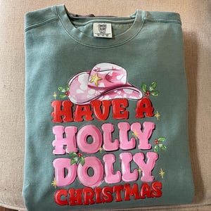 Have a Holly Dolly Christmas Sweatshirt • Retro Cowgirl Christmas Shirt • Western Holiday Graphic Pullover • Cute Holiday Gift for Her