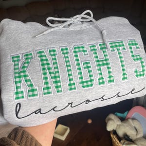 commande personnalisée, sweat à capuche Gildan, applique Vichy personnalisée, ajout de broderie script