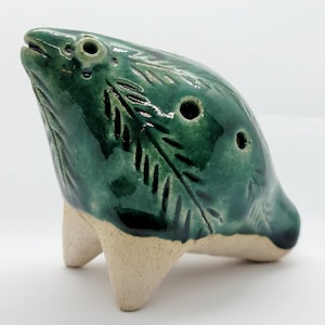 Silbato de cerámica artesanal único - Escultura artística de cerámica con diseño de hojas verdes