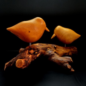 Pájaros de madera hechos a mano sobre soporte de madera de arce flotante / Regalo único de decoración para el hogar
