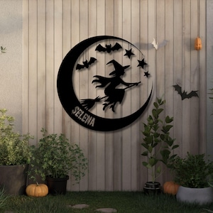 Insegna in metallo personalizzata con scritta &quot;Strega di Halloween&quot;, insegna con nome personalizzato, decorazione da strega &quot;Dolcetto o scherzetto&quot;, decorazione da parete in metallo per Halloween, insegna in metallo per porta di Halloween