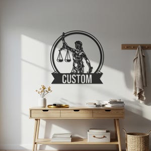 Justitia Benutzerdefinierte Metallwandkunst - Personalisiertes Geschenk für den Rechtsbeistand, Gerechtigkeitswaage Wanddeko für Büro oder Haus, Rechtssymbol Metallschild