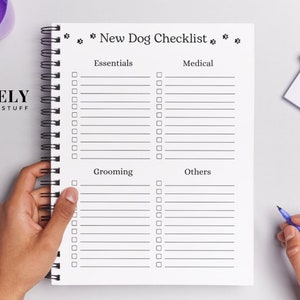 Puede incluir: Una lista de verificaci&oacute;n blanca con una encuadernaci&oacute;n en espiral negra. La lista de verificaci&oacute;n se titula "Nueva lista de verificaci&oacute;n para perros" y tiene cuatro secciones: Essentials, Medical, Grooming y Others. Cada secci&oacute;n tiene una lista de casillas de verificaci&oacute;n en blanco.