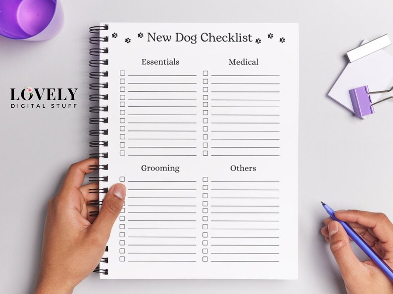 Puede incluir: Una lista de verificaci&oacute;n blanca con una encuadernaci&oacute;n en espiral negra. La lista de verificaci&oacute;n se titula "Nueva lista de verificaci&oacute;n para perros" y tiene cuatro secciones: Essentials, Medical, Grooming y Others. Cada secci&oacute;n tiene una lista de casillas de verificaci&oacute;n en blanco.