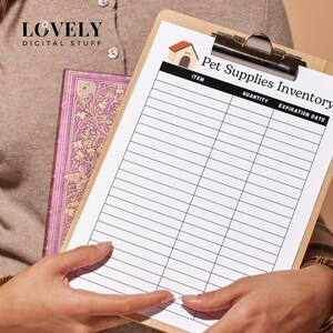 Puede incluir: Una lista de inventario de suministros para mascotas imprimible con columnas para el art&iacute;culo, la cantidad y la fecha de caducidad. La lista de verificaci&oacute;n est&aacute; en un portapapeles con un icono de caseta para perros en la parte superior.
