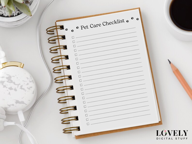 Puede incluir: Una libreta blanca de espiral con una cubierta marr&oacute;n y el texto "Pet Care Checklist" impreso en la portada. La libreta tiene una encuadernaci&oacute;n en espiral dorada y est&aacute; sobre una superficie blanca.