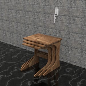 Puede incluir: Una mesa auxiliar de madera con una parte superior de tres niveles y patas curvas. La mesa está hecha de madera de color marrón claro y tiene un diseño moderno. La mesa mide aproximadamente 61 cm de altura y 46 cm de ancho.