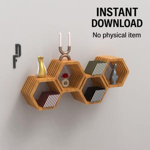 Könnte beinhalten: Ein hölzernes, wabenförmiges Wandregal mit verschiedenen dekorativen Gegenständen. Das Regal enthält eine goldene Vase, kleine Bücher, einen Kerzenhalter mit Kerzen und eine silberne Figur. Der Text "INSTANT DOWNLOAD" und "No physical item" sind zu sehen.