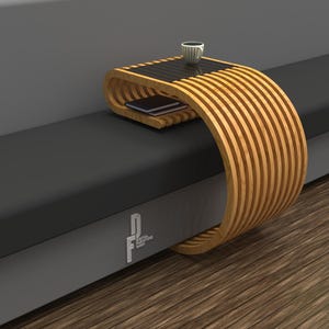 Puede incluir: Una mesa auxiliar de madera con un diseño curvo y una tapa de vidrio negro. La mesa está unida a un sofá gris.