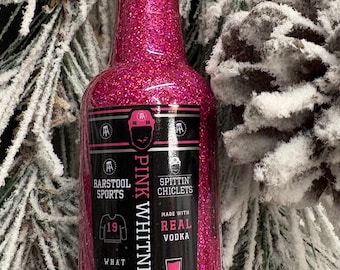Adorno para árbol de Navidad hecho con una botella de vodka y limonada Pink Whitney reciclada.