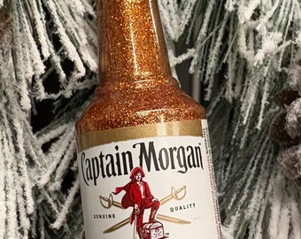 Adorno navideño hecho con una botella de ron especiado Captain Morgan reciclada