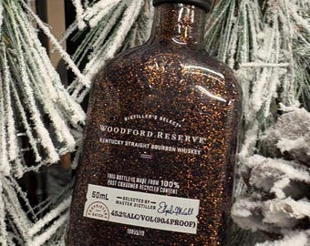 Adorno hecho con una botella de bourbon Woodford Reserve reciclada.