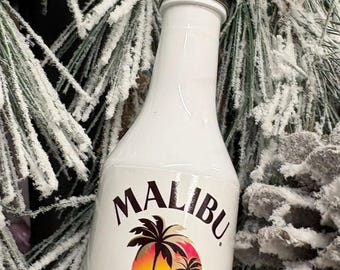 Adorno de botella de ron Malibu reciclada