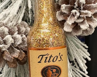 Adorno navideño hecho a mano con una botella de vodka Titos reciclada