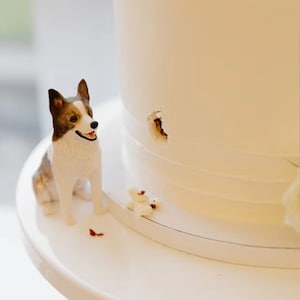 カスタム犬ウェディングケーキトッパー：手作りポリマー粘土のペットの置物