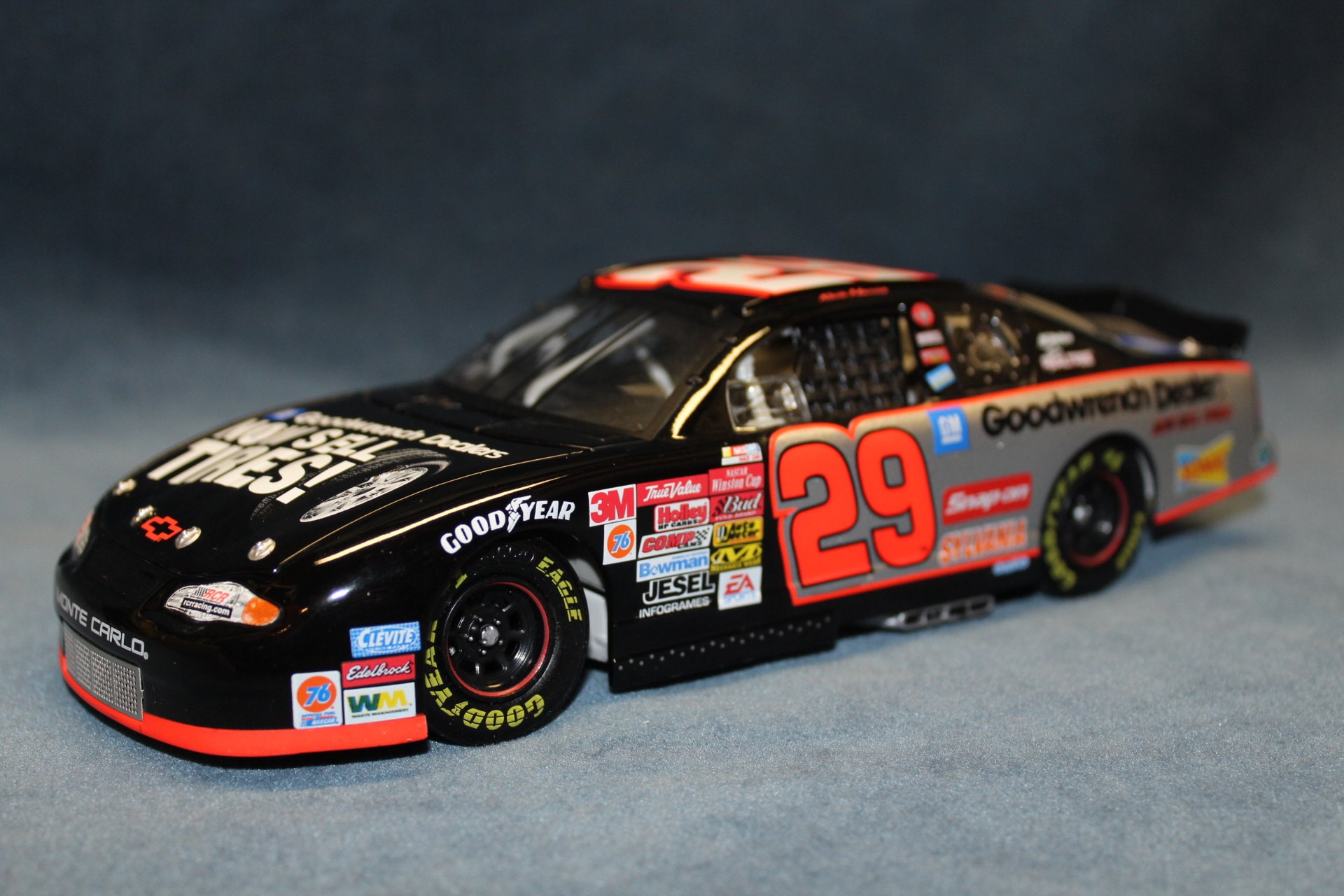 NASCAR Kevin Harvick #29 GM Goodwrench Racing / Tires 1:24