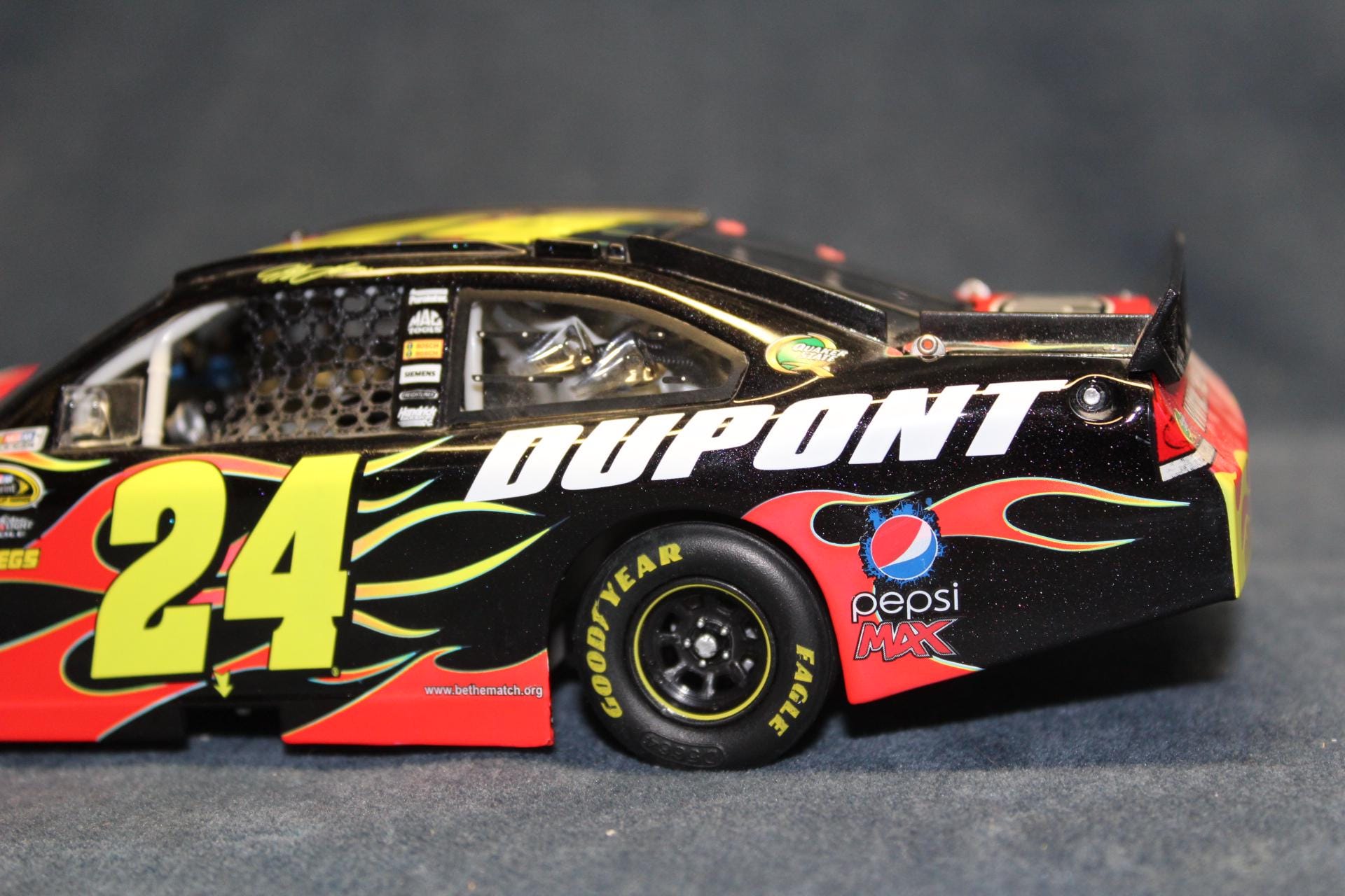 NASCAR Jeff Gordon #24 Dupont Black With Red Flames/hendrick
