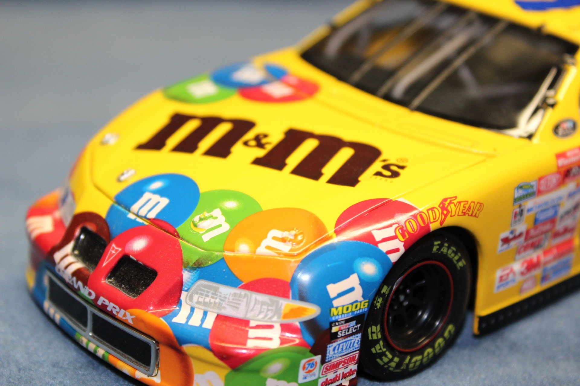 M&M's クラシックカー フィギュア JadaTOYS 1/24 M&M'S 1956 CADILLAC ELDORADO w/BLUE FIGURE