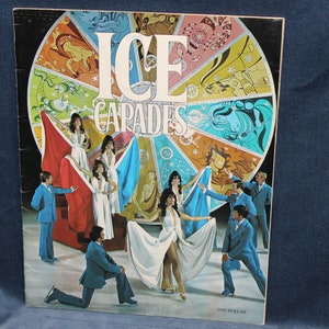 Könnte beinhalten: Ein farbenfrohes Programmcover für die Ice Capades mit einem kreisförmigen Design mit Tierkreiszeichen und einer Gruppe von Eiskunstläufern in weißen und blauen Kostümen. Der Text "ICE CAPADES" ist in Weiß auf schwarzem Hintergrund gedruckt.