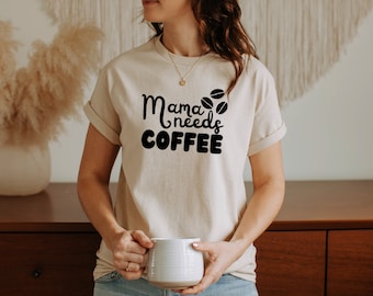 ママはコーヒーが必要 T シャツ、コーヒー中毒者へのギフト、コーヒー愛好家 T シャツ、面白いコーヒー シャツ