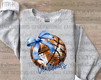 Puede incluir: Una sudadera gris con un diseño de un balón de baloncesto disco con una cinta azul. El balón de baloncesto es dorado y tiene un contorno blanco. El texto "Wildcats" está escrito en azul debajo del balón de baloncesto.