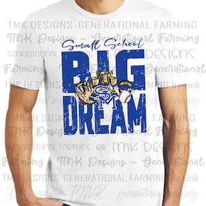Op de afbeelding: Wit T-shirt met een blauw en wit grafisch ontwerp met de tekst "Small School Big Dream". De grafiek bevat ook een honkbalhandschoen, een honkbal en trofeeën.