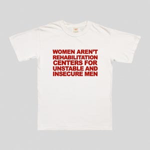 Camiseta "Mulheres Não São Centros de Reabilitação" – Camiseta com Estampa Bonita Y2K