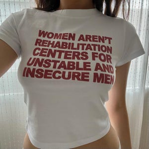 Frauen sind keine Kliniken für instabile und unsichere Männer Baby-T-Shirt - Y2K Statement Crop Top
