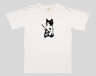 Könnte beinhalten: Weißes T-Shirt mit einem schwarz-weißen Bild einer Katze, die Gitarre spielt.