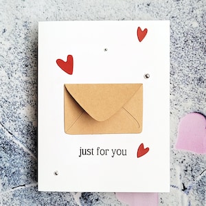 Tarjeta de San Valentín hecha a mano, sobre Kraft hecho a mano dentro de la tarjeta del corazón, tarjeta de San Valentín, tarjeta de felicitación, tarjeta del día de San Valentín feliz