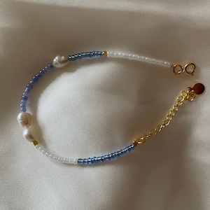 Handmade beaded bracelet in blue and white | 24k gold plated elements | natural freshwater pearls | glass beads