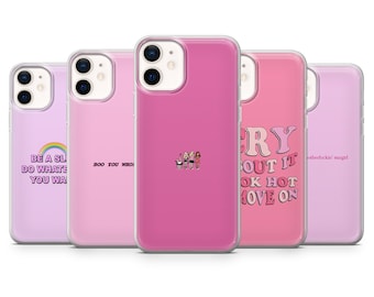 Pode incluir: Cinco capas de telefone diferentes em vários tons de rosa e roxo, com designs diferentes. Os designs incluem texto como "Be a SL, Do WHATE, YOU WA", "BOO YOU WHOI", "CRY OUT IT OK HOT MOVE ON" e "motherfuckin' stargirl".