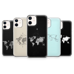Może przedstawiać: Pięć różnych etui na telefon z wzorem mapy świata. Etui są czarne, beżowe, białe, niebieskie i czarne z białą mapą świata i samolotem lecącym nad nią.