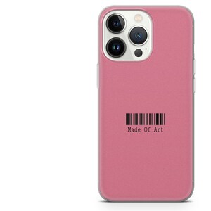 Pode incluir: Uma capa de telefone rosa com borda transparente. A capa tem um gr&aacute;fico de c&oacute;digo de barras e as palavras "Made Of Art" impressas em preto. A capa &eacute; projetada para um smartphone.