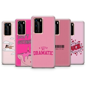 Pode incluir: Uma cole&ccedil;&atilde;o de capas de telefone rosa com v&aacute;rios designs. Uma capa apresenta uma mulher numa nuvem, outra diz "DON'T OVERTHINK", e uma terceira l&ecirc; "A LITTLE BIT DRAMATIC". As capas s&atilde;o para um smartphone.
