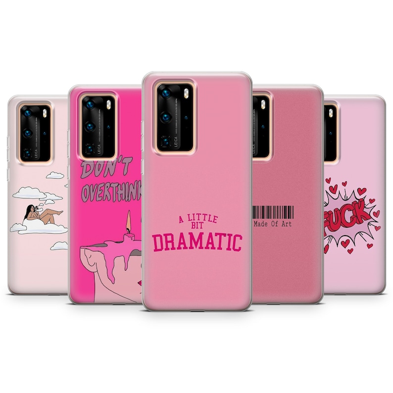 Pode incluir: Uma cole&ccedil;&atilde;o de capas de telefone rosa com v&aacute;rios designs. Uma capa apresenta uma mulher numa nuvem, outra diz "DON'T OVERTHINK", e uma terceira l&ecirc; "A LITTLE BIT DRAMATIC". As capas s&atilde;o para um smartphone.