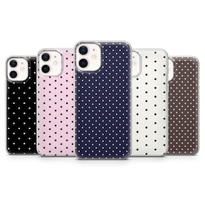 Op de afbeelding: Vijf telefoonhoesjes met een stippenpatroon. De kleuren zijn zwart, roze, marineblauw, wit en bruin. Elke hoes heeft een transparante rand en een uitsparing voor de camera.