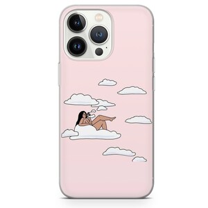 Pode incluir: Capa de telefone rosa com uma ilustra&ccedil;&atilde;o de desenho animado de uma pessoa reclinada numa nuvem, fumando. O design inclui nuvens brancas sobre um fundo rosa. A capa tem uma borda transparente e recortes para a c&acirc;mera.