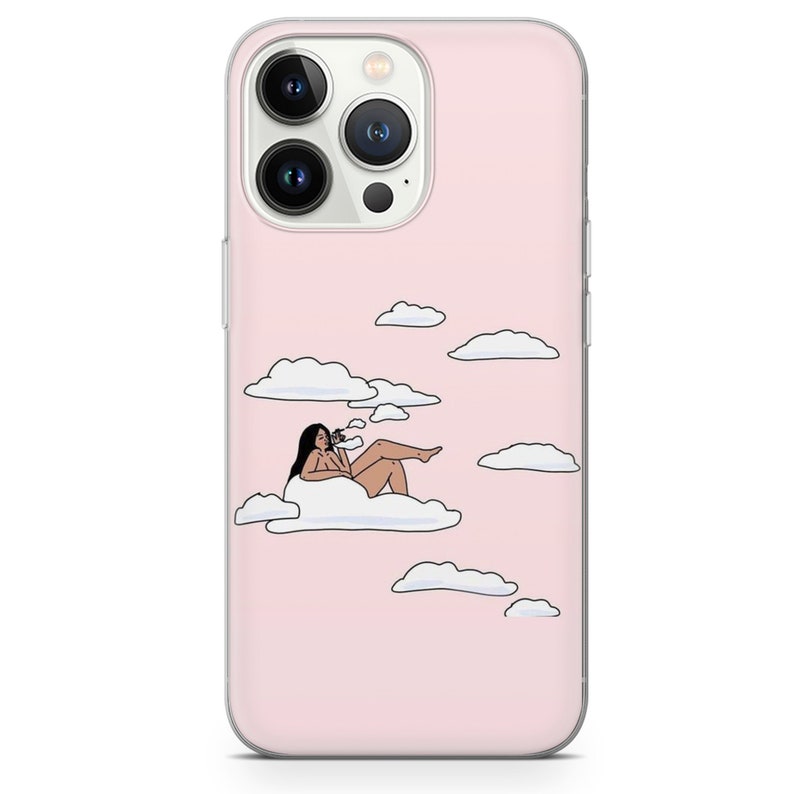 Pode incluir: Capa de telefone rosa com uma ilustra&ccedil;&atilde;o de desenho animado de uma pessoa reclinada numa nuvem, fumando. O design inclui nuvens brancas sobre um fundo rosa. A capa tem uma borda transparente e recortes para a c&acirc;mera.