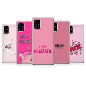 Pode incluir: Uma cole&ccedil;&atilde;o de capas de telefone rosa com v&aacute;rios designs e texto. Uma capa apresenta uma mulher deitada nas nuvens, outra diz "DON'T OVERTHINK", e uma terceira l&ecirc; "A LITTLE BIT DRAMATIC". A &uacute;ltima capa tem a palavra "FUCK" numa bolha.