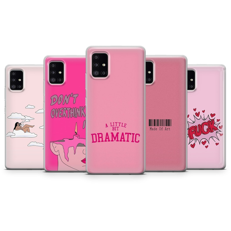 Pode incluir: Uma cole&ccedil;&atilde;o de capas de telefone rosa com v&aacute;rios designs e texto. Uma capa apresenta uma mulher deitada nas nuvens, outra diz "DON'T OVERTHINK", e uma terceira l&ecirc; "A LITTLE BIT DRAMATIC". A &uacute;ltima capa tem a palavra "FUCK" numa bolha.
