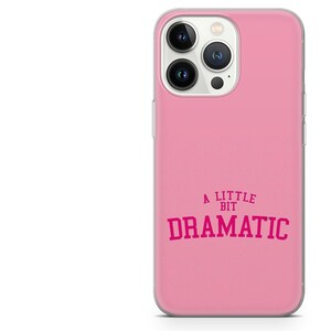 Pode incluir: Capa de telefone rosa com o texto "A Little Bit Dramatic" em rosa. A capa tem uma borda transparente e &eacute; projetada para um telefone com v&aacute;rias lentes de c&acirc;mera.