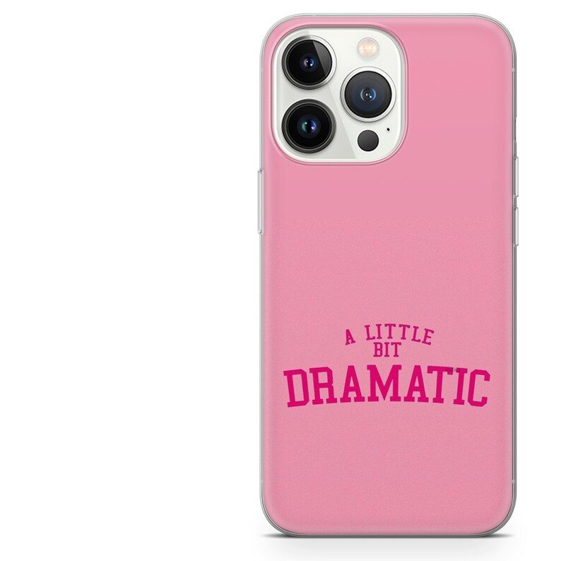Pode incluir: Capa de telefone rosa com o texto "A Little Bit Dramatic" em rosa. A capa tem uma borda transparente e &eacute; projetada para um telefone com v&aacute;rias lentes de c&acirc;mera.