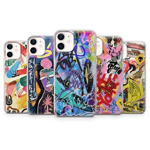 Puede incluir: Cinco fundas para iPhone con diseños de arte graffiti abstracto y vibrante. Las fundas presentan una variedad de colores, incluyendo azul, rojo, amarillo y morado, con líneas audaces y elementos de texto. Cada funda tiene un diseño único.