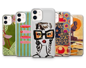Peut inclure: Une collection de coques de téléphone avec divers motifs. Les coques présentent des motifs floraux, rayés et abstraits, ainsi que des illustrations de poissons et d'une femme portant de grandes lunettes de soleil. Les coques sont de différentes couleurs, dont le vert, le bleu et l'orange.