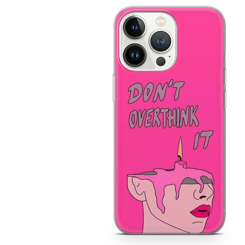 Pode incluir: Uma capa de iPhone rosa choque com o texto "DON'T OVERTHINK IT" e um gr&aacute;fico de um rosto com uma vela no lugar da cabe&ccedil;a. A cera da vela &eacute; rosa e escorre pelo rosto. Os l&aacute;bios s&atilde;o rosa brilhante.