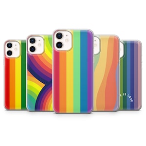 Könnte beinhalten: Satz mit fünf transparenten Handyhüllen mit Regenbogen-Designs. Die Hüllen zeigen verschiedene Regenbogenmuster, darunter Streifen, Wellen und ein Design mit dem Text "Love is Love".