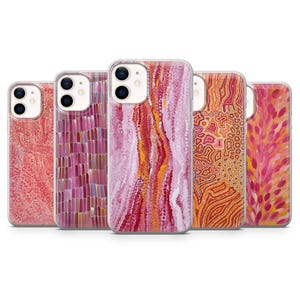 Peut inclure: Cinq coques d'iPhone avec des motifs d'art abstrait dans des tons de rose, de rouge, d'orange et de jaune. Les motifs comprennent des motifs de points et des lignes verticales. Les coques sont en matériau transparent et protecteur.