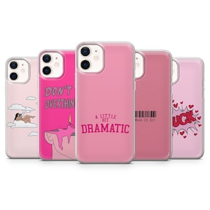 Pode incluir: Uma cole&ccedil;&atilde;o de capas de telefone rosa com v&aacute;rios designs. Uma capa apresenta o texto "DON'T OVERTHINK", outra diz "A LITTLE BIT DRAMATIC", e uma terceira tem a palavra "LUCK" em estilo de banda desenhada. As capas s&atilde;o feitas de um material transparente e protetor.