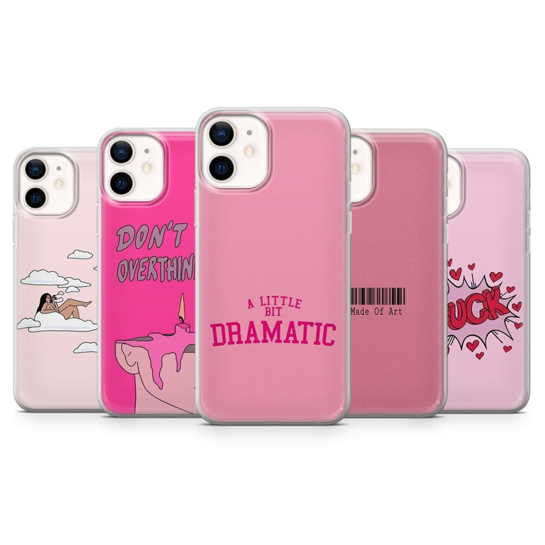 Pode incluir: Uma cole&ccedil;&atilde;o de capas de telefone rosa com v&aacute;rios designs. Uma capa apresenta o texto "DON'T OVERTHINK", outra diz "A LITTLE BIT DRAMATIC", e uma terceira tem a palavra "LUCK" em estilo de banda desenhada. As capas s&atilde;o feitas de um material transparente e protetor.